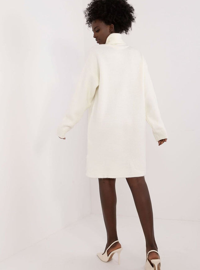 Robe pull blanche mi-longue avec manches longues pour un style décontracté et chic.