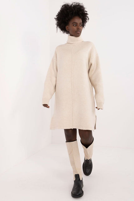 Robe pull beige longue à col roulé pour un style casual et confortable en hiver.