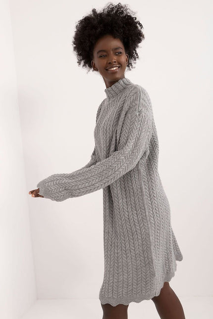 Robe pull gris clair, manches longues et col montant, style hiver femme, longueur midi.