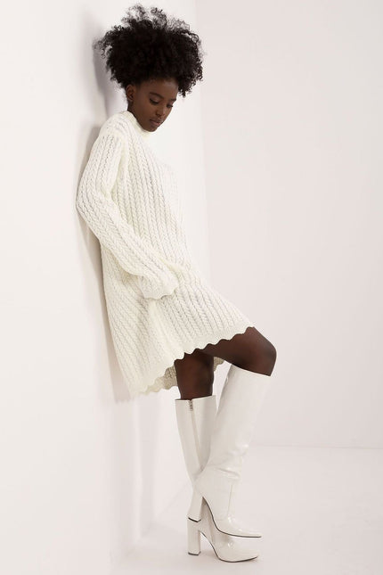 Robe pull blanche mi-longue à manches longues pour hiver femme, style casual et confortable.