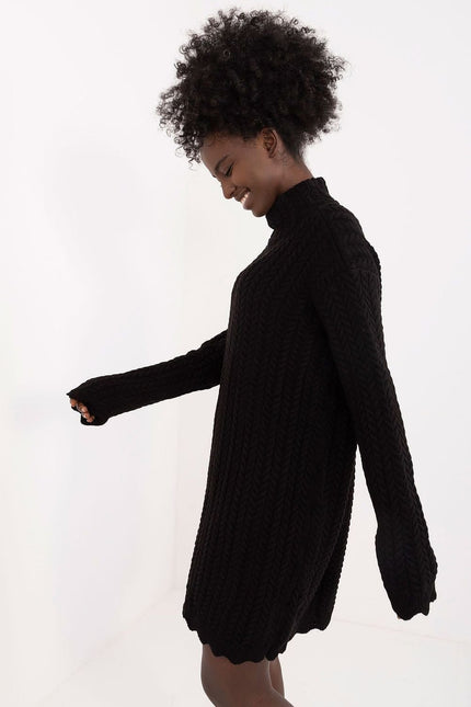 Robe pull noire manche longue casual en maille, longueur courte pour soirée simple ou quotidien.