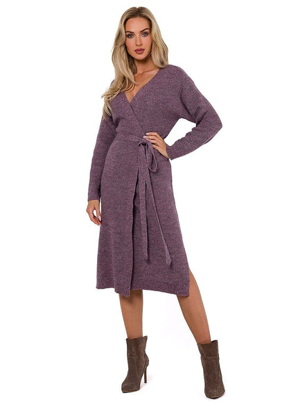 Robe pull mi-longue violette avec ceinture, manches longues et décolleté en V pour un look casual chic et tendance.