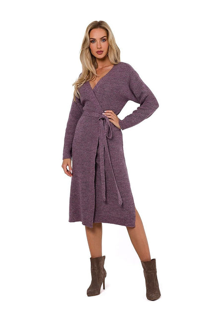 Robe pull mi-longue violette avec ceinture, manches longues et décolleté en V pour un look casual chic et tendance.