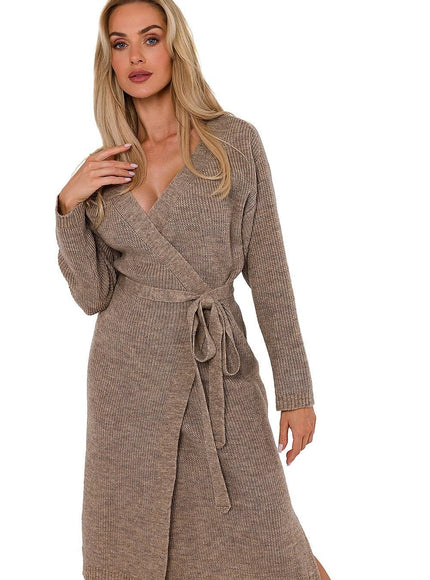 Robe pull midi marron en maille avec manches longues et ceinture pour style casual et confortable.