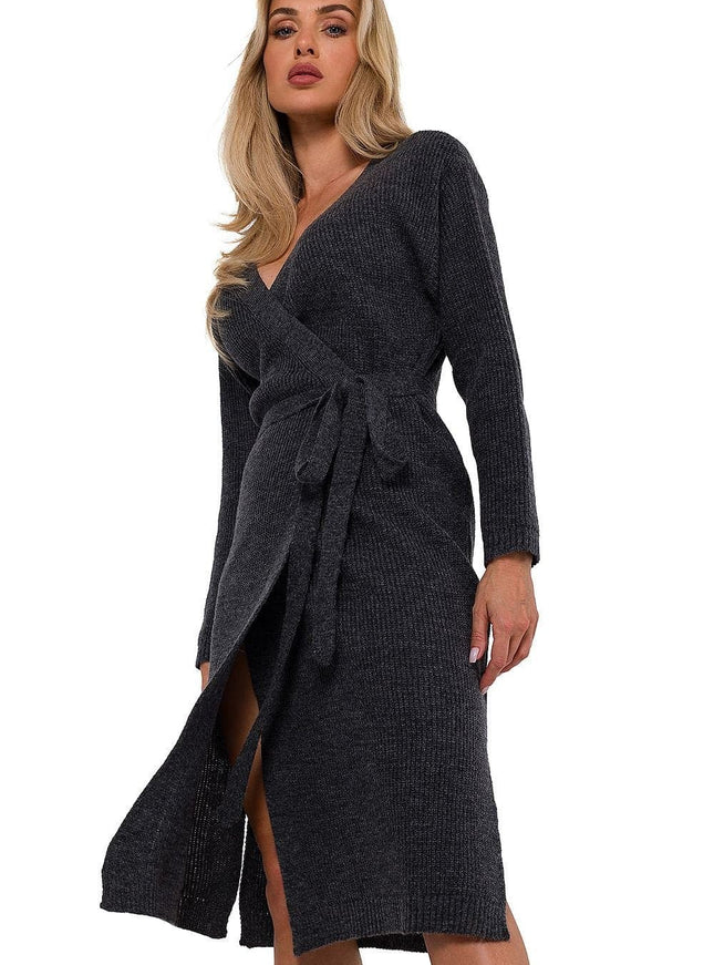 Robe pull noire moulante midi à manches longues et col V pour un look chic et confortable, idéale pour un cocktail ou une soirée d'hiver.