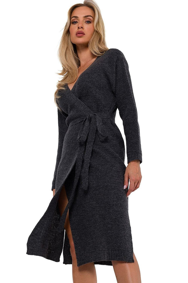 Robe pull noire moulante midi à manches longues et col V pour un look chic et confortable, idéale pour un cocktail ou une soirée d'hiver.