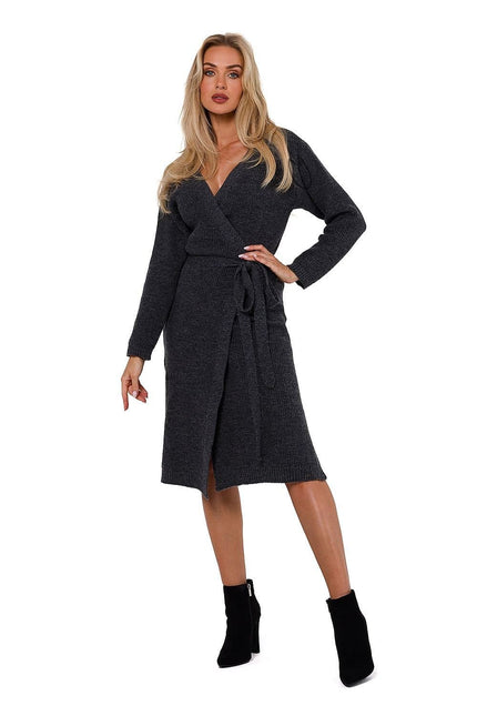 Robe pull moulante noire midi à manches longues et col en V, idéale pour un style décontracté chic en hiver.