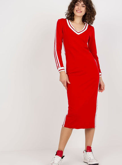 Robe rouge casual midi à manches longues pour un look décontracté et confortable.