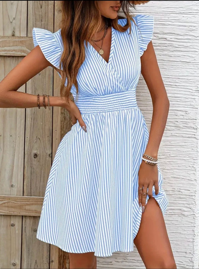 Robe bleue et blanche rayée, courte avec décolleté en V et manches courtes pour soirée casual d'été.