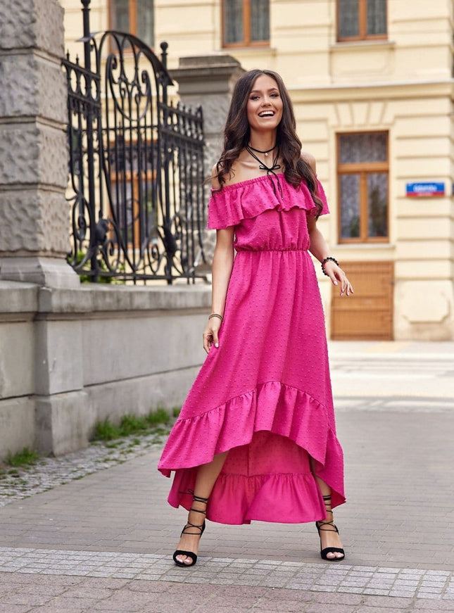 Robe rose bohème longue pour été, style épaules dénudées et volants, parfaite pour soirée décontractée ou évènement en plein air.