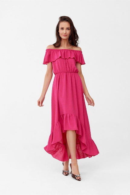 Robe rose bohème longue pour été, style casual avec épaules dénudées et volants, parfaite pour plage ou soirée.