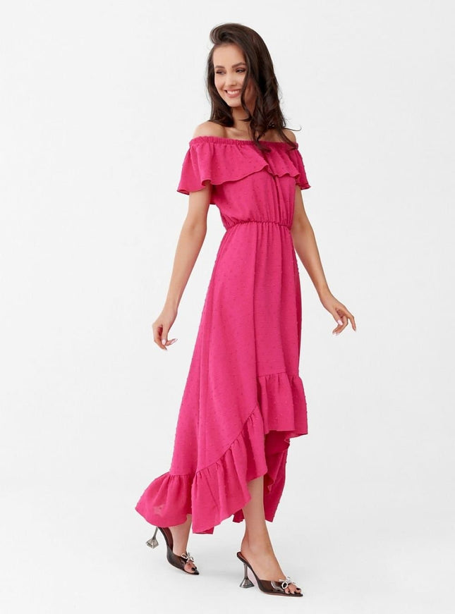 Robe rose bohème longue idéale pour l'été avec manches courtes et ourlet asymétrique, parfaite pour les événements décontractés.