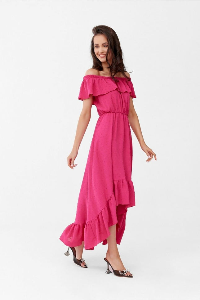 Robe rose bohème longue idéale pour l'été avec manches courtes et ourlet asymétrique, parfaite pour les événements décontractés.