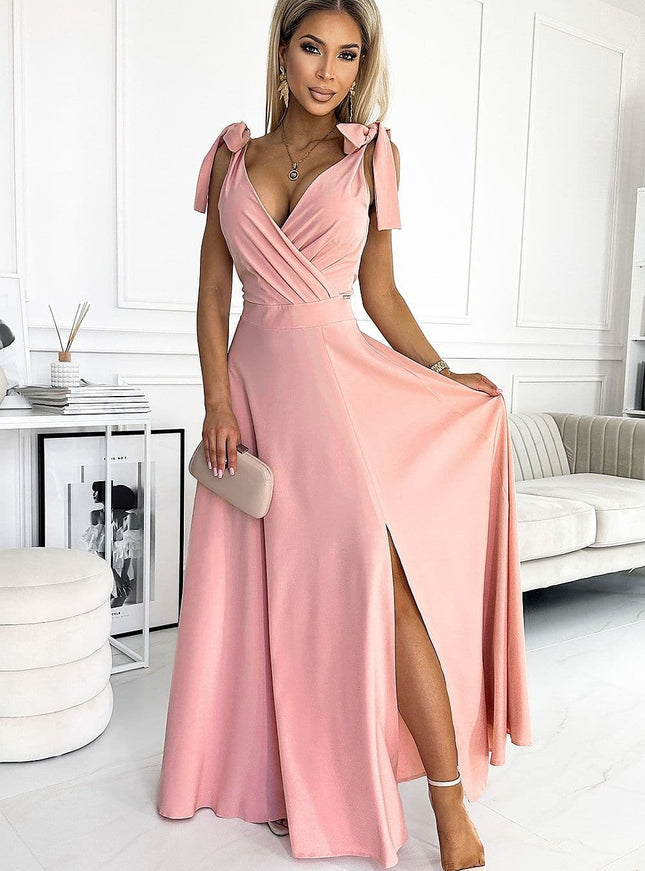 Robe soirée rose longue fendue avec manches courtes et détails noeuds pour événement chic et élégant.