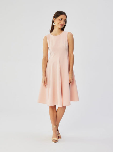 Robe rose chic pour cocktail, coupe midi sans manches, élégante pour soirée ou événement formel.