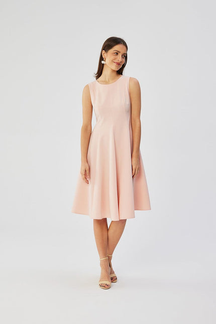 Robe rose chic pour cocktail, coupe midi sans manches, élégante pour soirée ou événement formel.