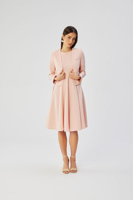 Robe rose chic pour cocktail, modèle midi sans manches avec silhouette trapèze, idéale pour un événement élégant.