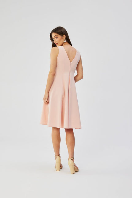 Robe rose chic pour cocktail, silhouette trapèze, midi et sans manches, parfaite pour occasions élégantes.