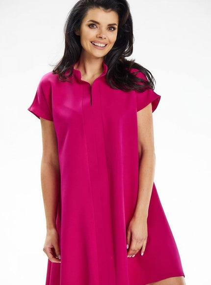 Robe rose courte élégante avec manches courtes, idéale pour cocktail ou événement chic d'été.