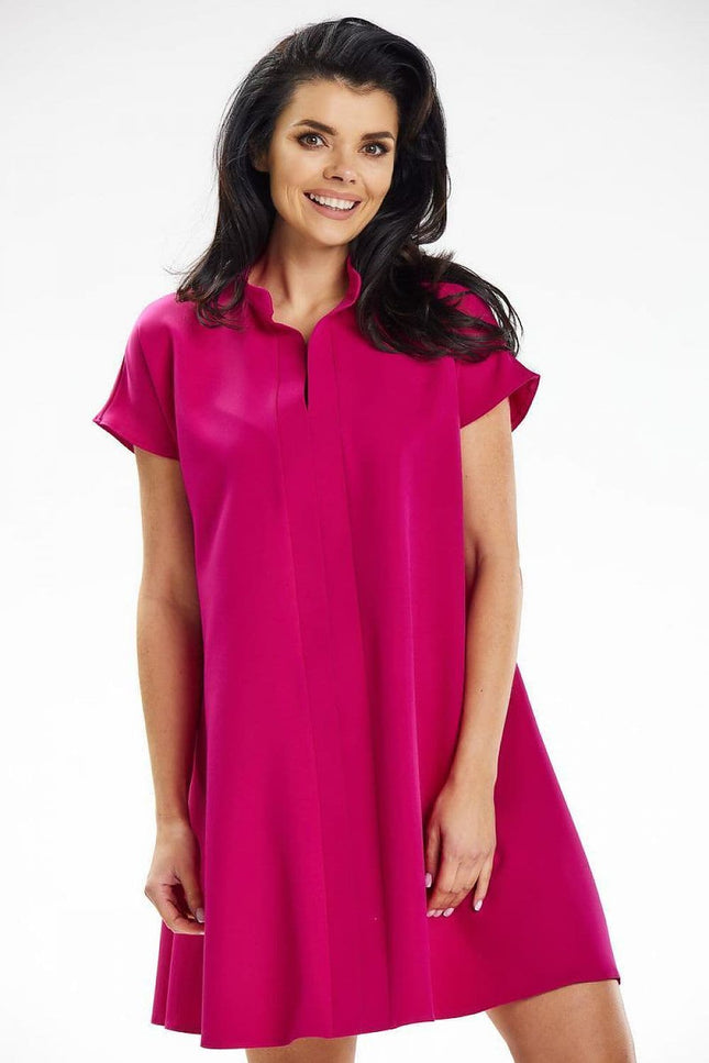 Robe rose courte élégante avec manches courtes, idéale pour cocktail ou événement chic d'été.