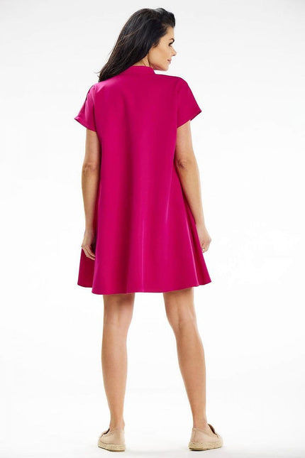 Robe rose courte élégante avec manches courtes pour cocktail ou soirée d'été, silhouette trapèze.