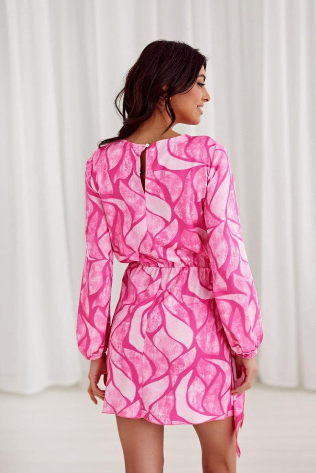 Robe soirée chic rose courte à manches longues avec motif floral, parfaite pour cocktail ou événement élégant.