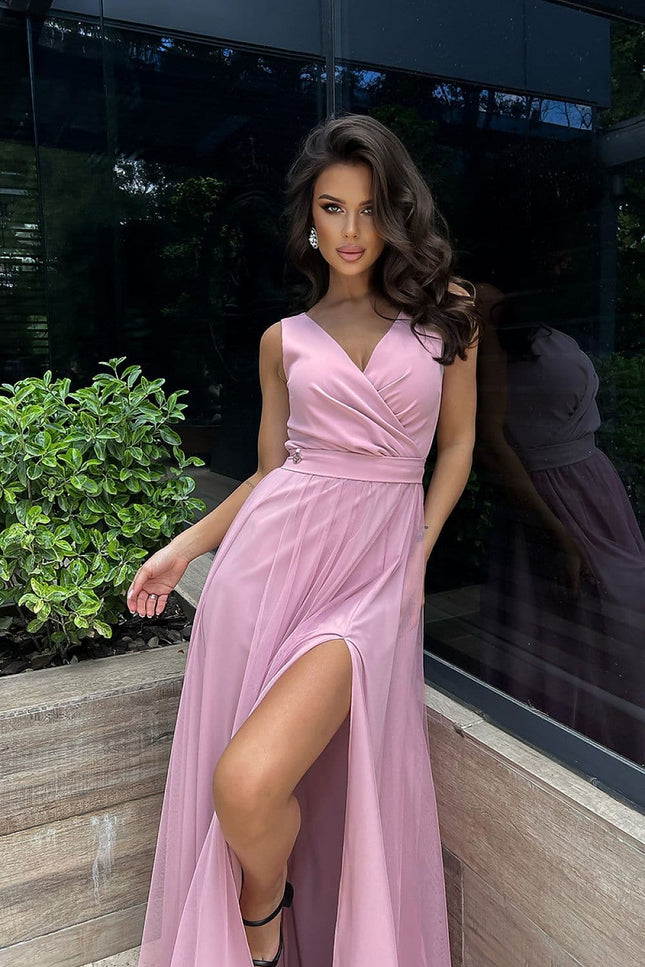 Robe rose longue soirée chic avec fente, parfaite pour un événement élégant et tendance.