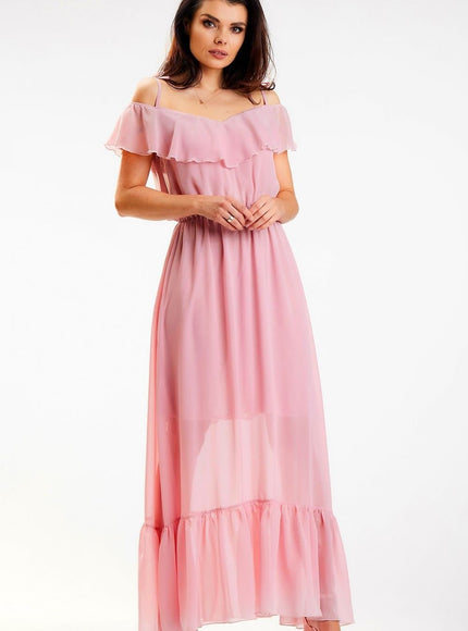 Robe rose longue à épaules dénudées et volants, parfaite pour soirée ou mariage, style élégant et féminin.