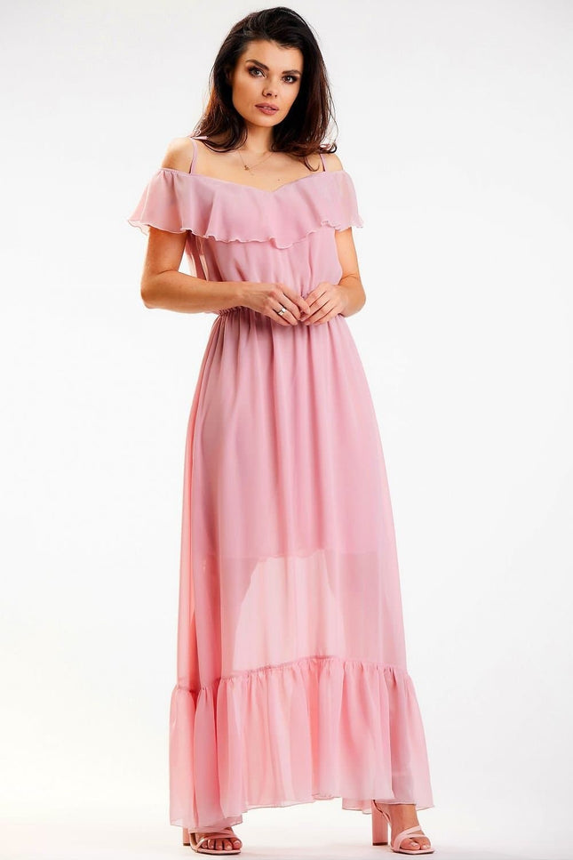 Robe rose longue à épaules dénudées et volants, parfaite pour soirée ou mariage, style élégant et féminin.