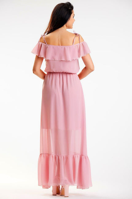 Robe rose longue avec épaules dénudées, idéale pour une soirée cocktail ou un mariage comme tenue d'invitée chic et tendance.