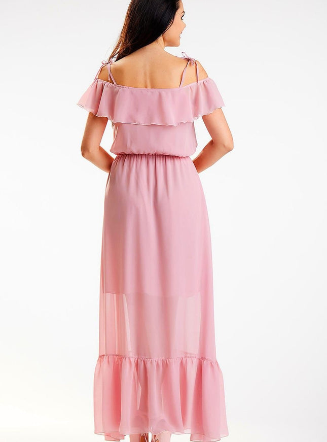 Robe rose longue avec épaules dénudées, idéale pour une soirée cocktail ou un mariage comme tenue d'invitée chic et tendance.