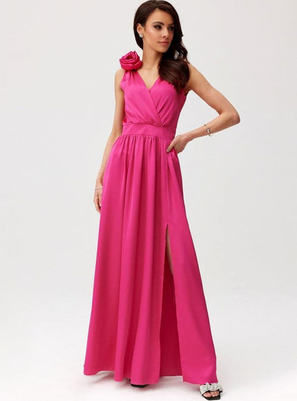 Robe de soirée chic rose avec fente, longue et sans manches, parfaite pour une élégance lors de cocktails ou galas.