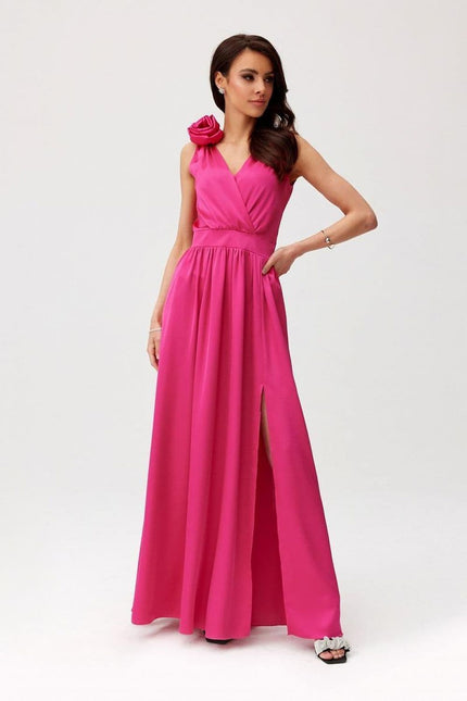 Robe de soirée chic rose avec fente, longue et sans manches, parfaite pour une élégance lors de cocktails ou galas.