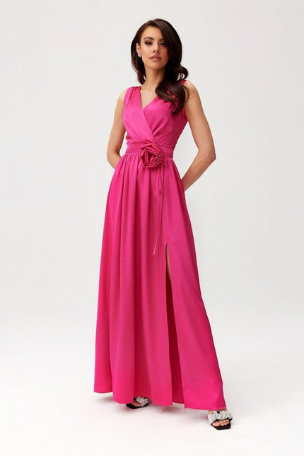 Robe soirée chic rose longue sans manches avec fente et nœud à la taille pour élégance en événements formels.