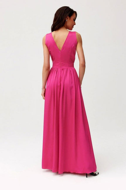 Robe soirée chic rose longue sans manches pour événement élégant et tendance.