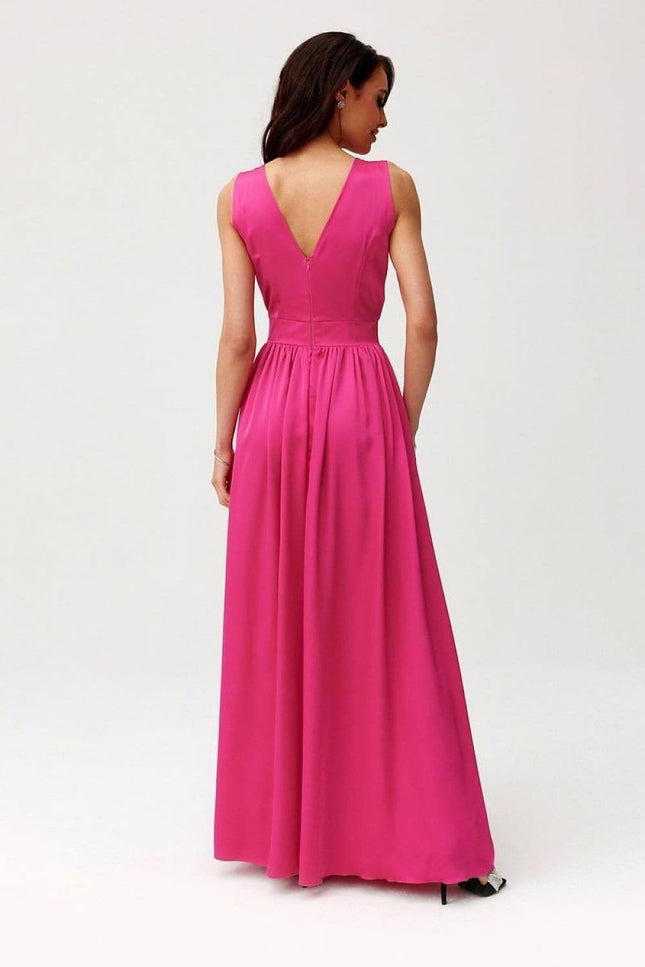 Robe soirée chic rose longue sans manches pour événement élégant et tendance.