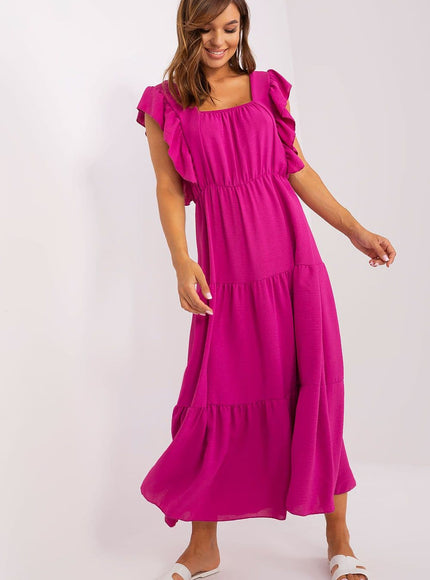 Robe rose midi bohème sans manches idéale pour une tenue estivale décontractée et élégante, parfaite sous le soleil ou en soirée.