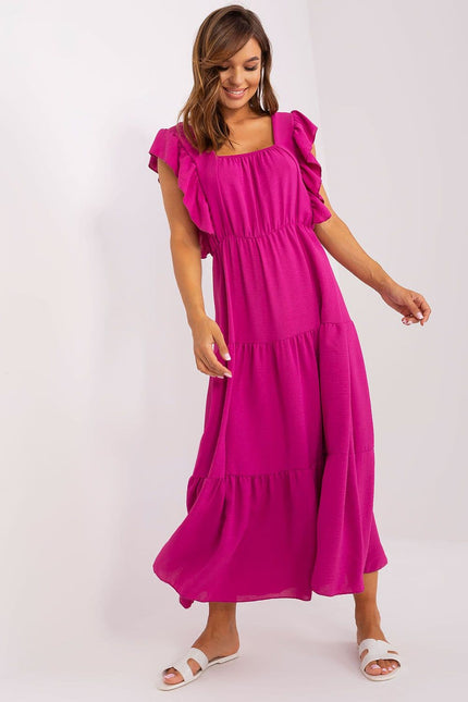 Robe rose midi bohème sans manches idéale pour une tenue estivale décontractée et élégante, parfaite sous le soleil ou en soirée.