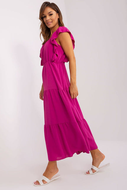 Robe midi rose bohème sans manches pour soirée estivale ou cocktail, avec détails volantés, parfaite pour une allure décontractée et élégante.