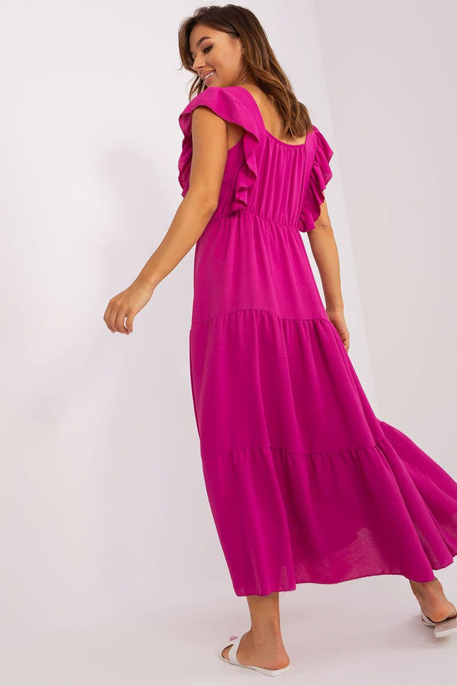 Robe rose midi bohème sans manches, parfaite pour un look décontracté-chic lors d'événements estivaux ou de sorties décontractées.