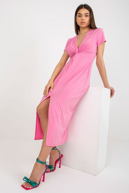 Robe rose midi pour soirée chic avec fente latérale et manches courtes pour un look élégant et tendance.