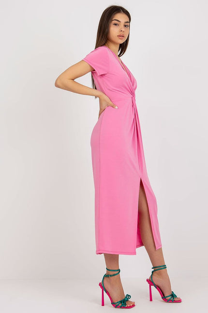 Robe rose midi pour soirée chic avec fente élégante, manches courtes et ceinture flatteuse, tenue idéale et moderne.