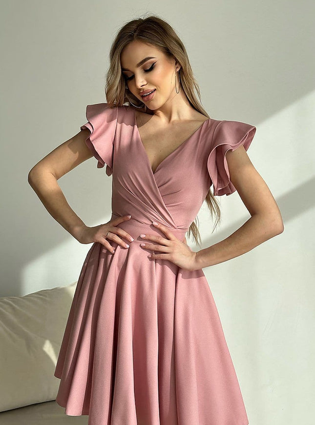 Robe rose poudré courte élégante pour cocktail, style chic avec manches courtes et silhouette trapèze, idéale pour soirée ou événement spécial.