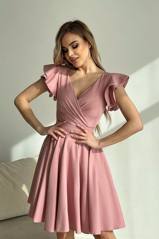 Robe rose poudré courte élégante pour cocktail, style chic avec manches courtes et silhouette trapèze, idéale pour soirée ou événement spécial.