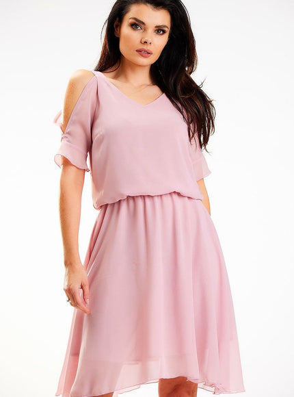 Robe cocktail midi rose avec épaules dénudées, parfaite pour soirées élégantes et occasions festives, coupe fluide et féminine.