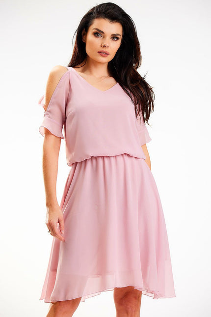 Robe cocktail midi rose avec épaules dénudées, parfaite pour soirées élégantes et occasions festives, coupe fluide et féminine.