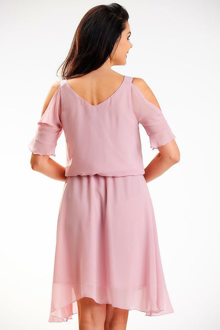 Robe cocktail midi rose à épaules dénudées, idéale pour soirée chic et élégante, avec manches courtes et jupe fluide.