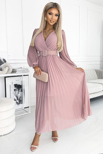 Robe soirée chic rose longue avec ceinture, manches longues et jupe plissée, parfaite pour un événement élégant ou un cocktail.