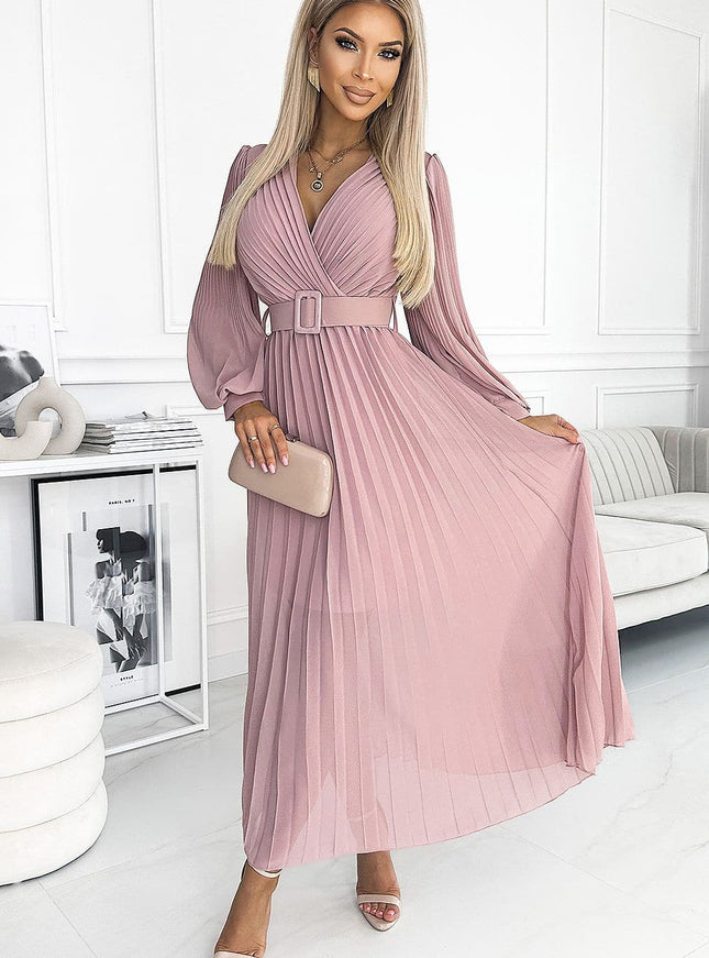 Robe soirée chic rose longue avec ceinture, manches longues et jupe plissée, parfaite pour un événement élégant ou un cocktail.