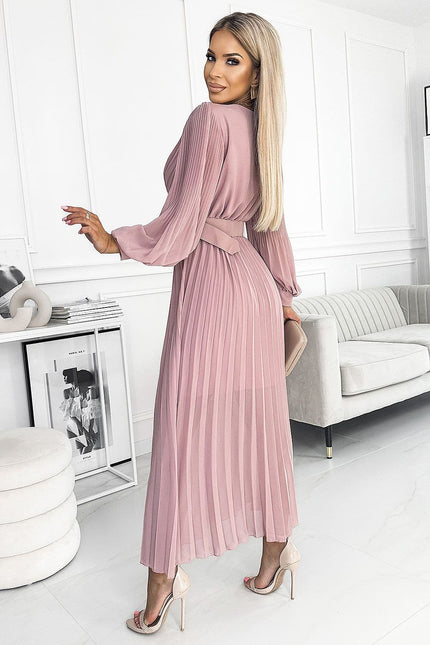 Robe soirée chic rose longue manches longues et plissée parfaite pour cocktail et événement élégant.